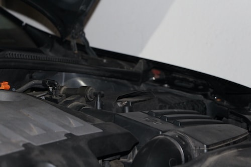 Motorraum eines Autos vor einer weißen Wand